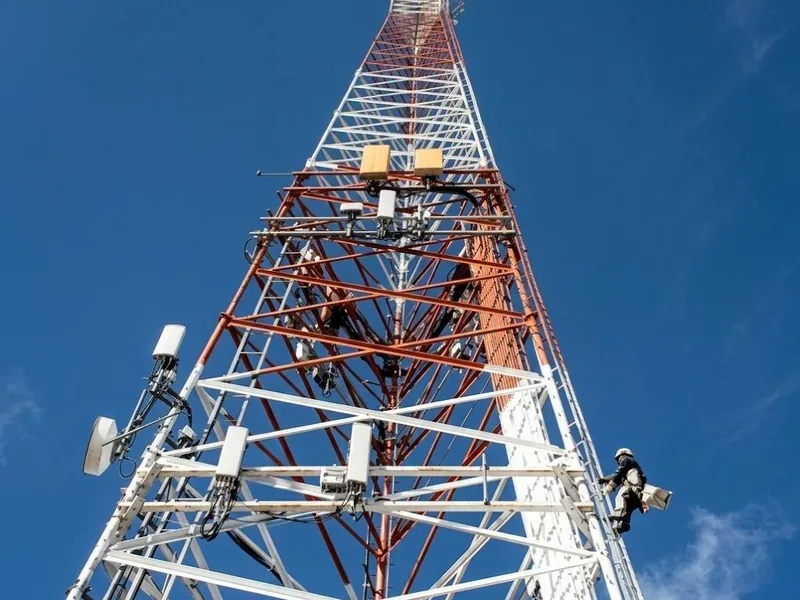 Torre de telecomunicaciones con paneles solares