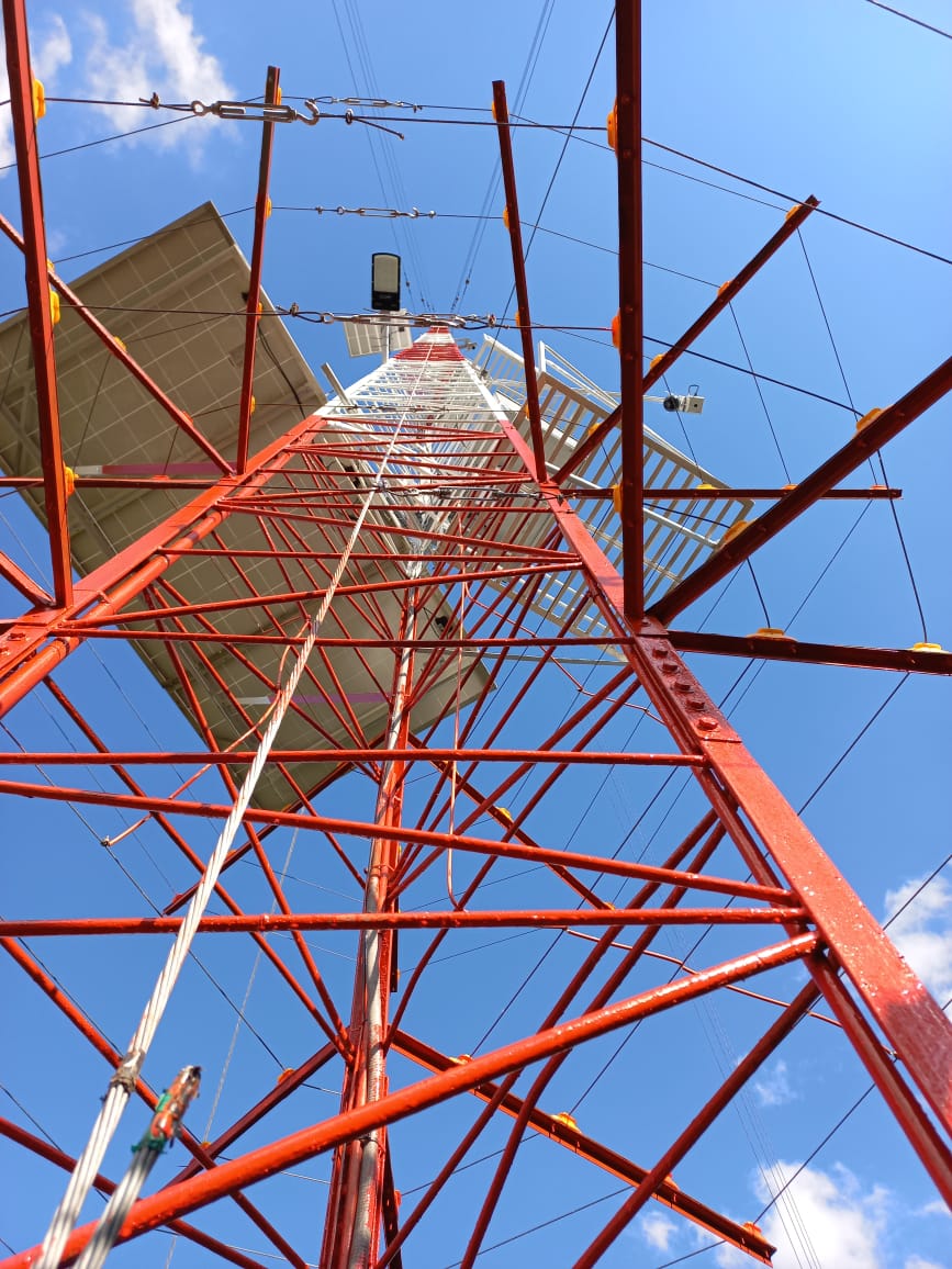 Torre de Comunicaciones — Apuestas Paga Todo, Facatativá — Torre de comunicaciones, paneles solares, banco de baterías, inversor Off-Grid | Facatativá, Cundinamarca