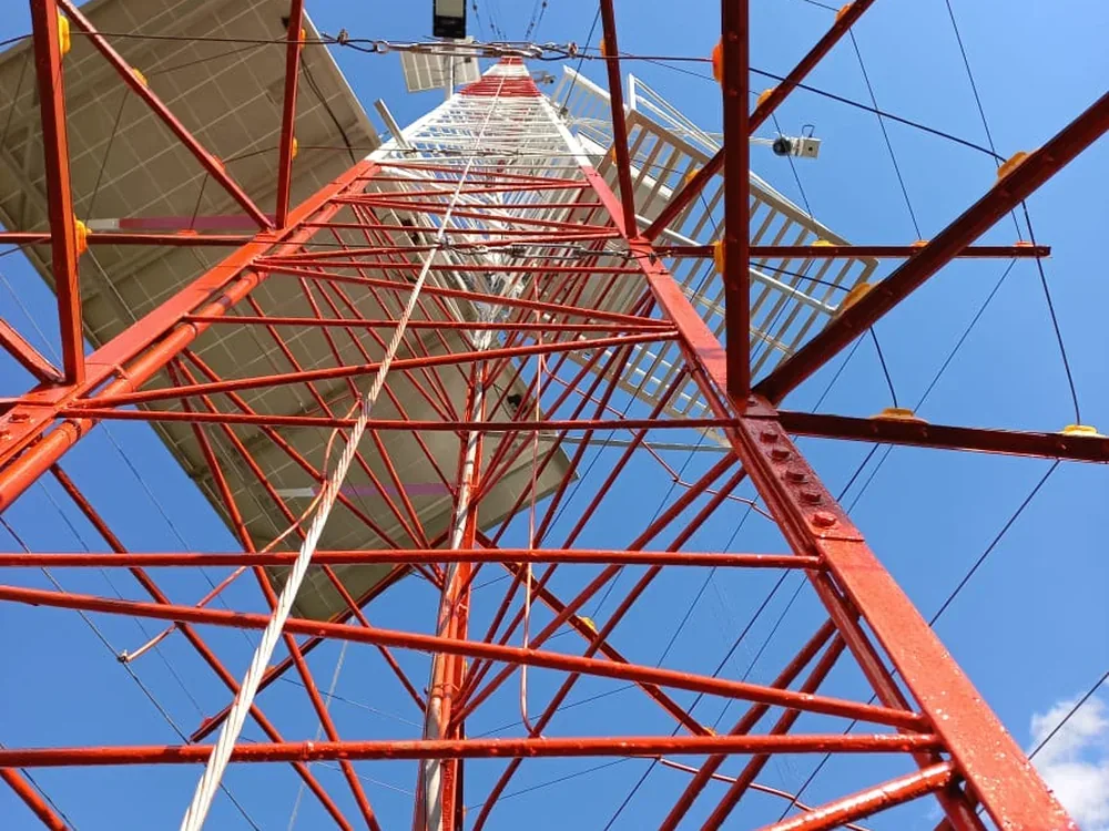 Torre de Comunicaciones — Apuestas Paga Todo, Facatativá — Torre de comunicaciones, paneles solares, banco de baterías, inversor Off-Grid | Facatativá, Cundinamarca