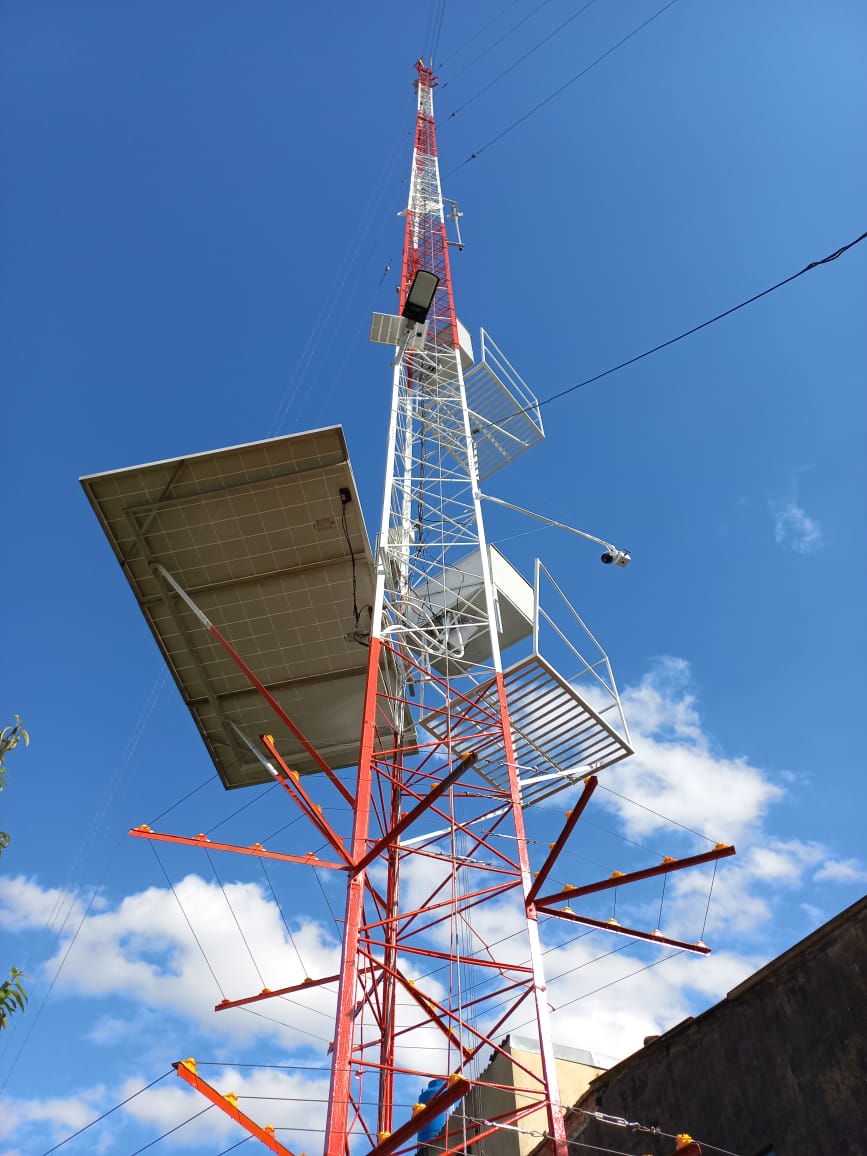 Torre de Comunicaciones — Apuestas Paga Todo, Facatativá — Torre de comunicaciones, paneles solares, banco de baterías, inversor Off-Grid | Facatativá, Cundinamarca