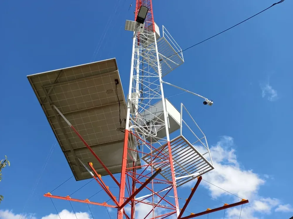Torre de Comunicaciones — Apuestas Paga Todo, Facatativá — Torre de comunicaciones, paneles solares, banco de baterías, inversor Off-Grid | Facatativá, Cundinamarca
