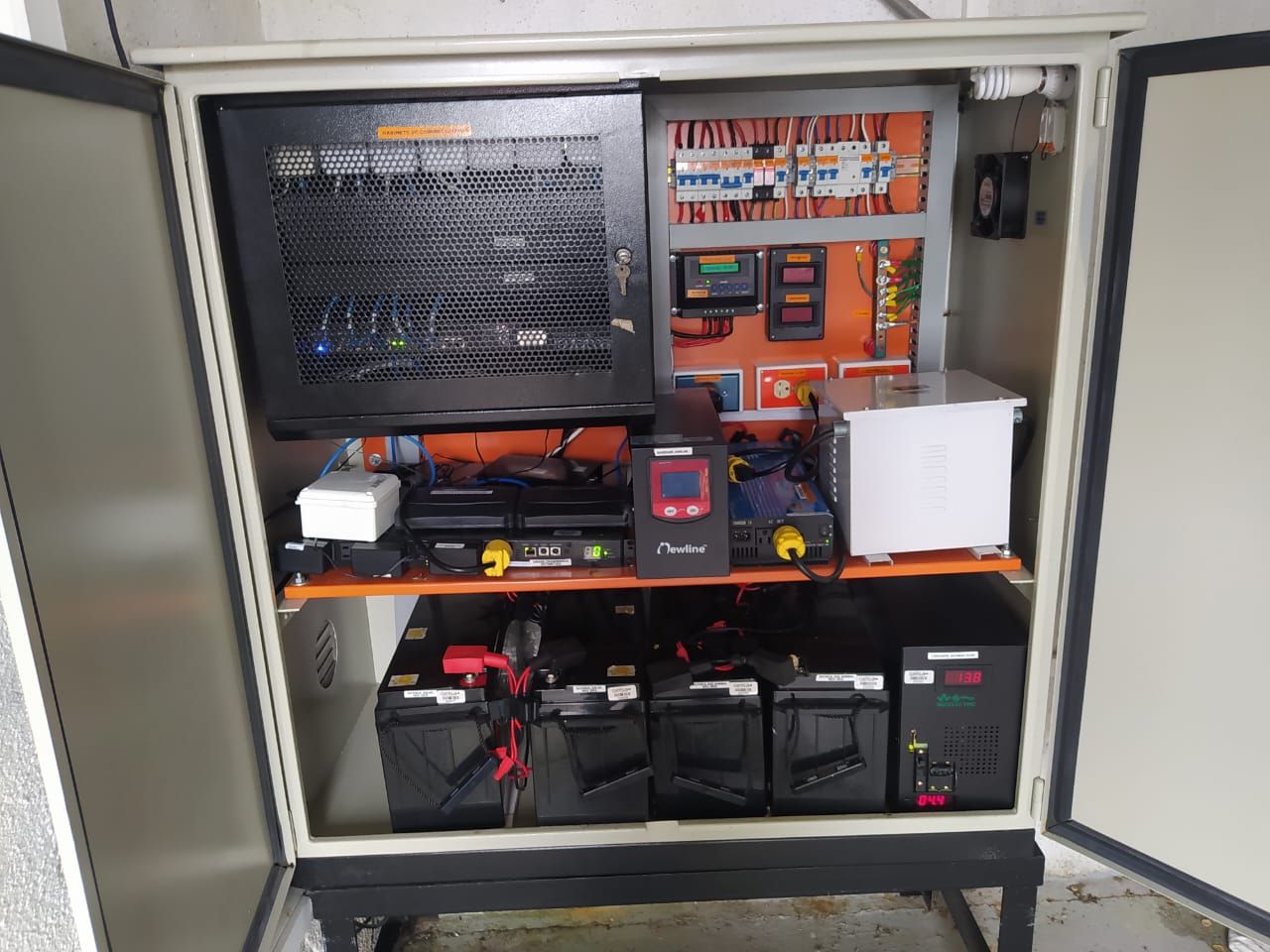 Torre de Comunicaciones — Apuestas Paga Todo, Facatativá — Torre de comunicaciones, paneles solares, banco de baterías, inversor Off-Grid | Facatativá, Cundinamarca