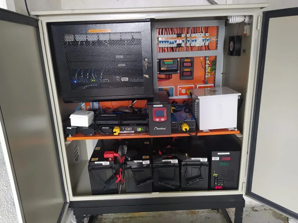 Torre de Comunicaciones — Apuestas Paga Todo, Facatativá — Torre de comunicaciones, paneles solares, banco de baterías, inversor Off-Grid | Facatativá, Cundinamarca