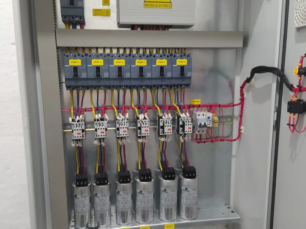 Corrección de Factor de Potencia — Empresa Textil, Manizales — Banco automático de condensadores, controlador de reactiva, contactores | Zona Industrial, Manizales, Caldas