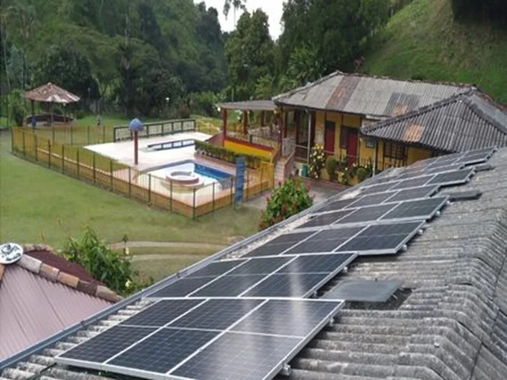 Centro Integral COODECOM — San Peregrino — Inversores híbridos Power, baterías, paneles solares | San Peregrino, Caldas