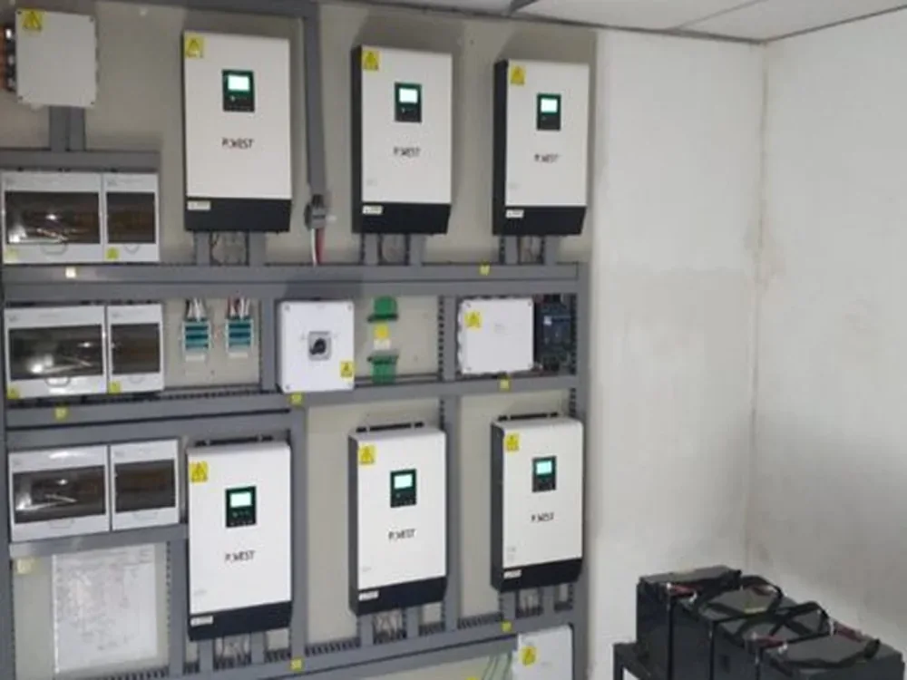 Centro Integral COODECOM — San Peregrino — Inversores híbridos Power, baterías, paneles solares | San Peregrino, Caldas