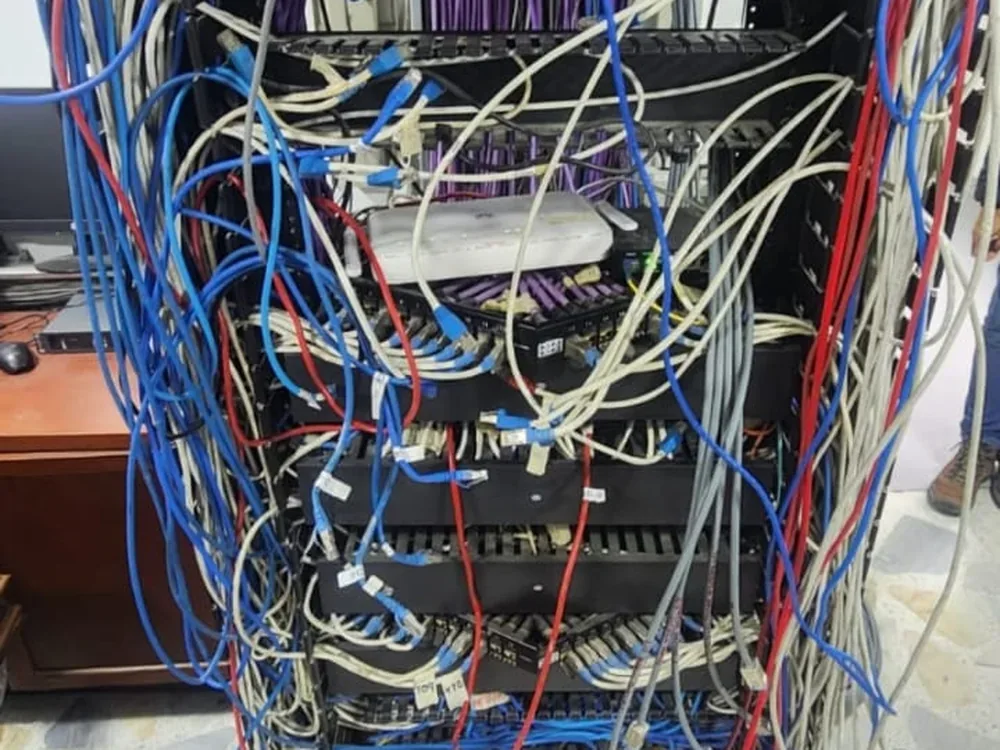 EMAS Manizales — Rack de Comunicaciones — Rack de telecomunicaciones, cableado estructurado, patch panels | Manizales, Caldas