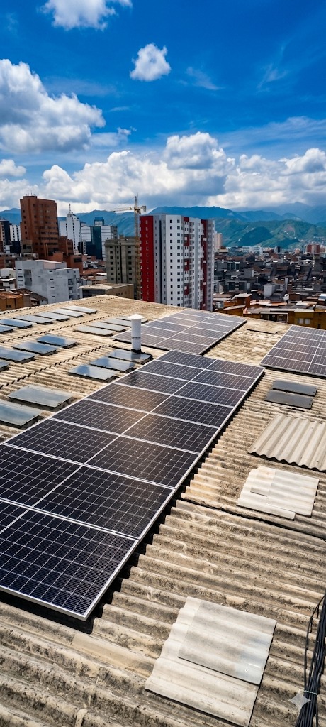Mercado Hogar — Sector El Carmen — Microinversores APsystems, paneles monocristalinos, plataforma de monitoreo en la nube | Manizales, Caldas