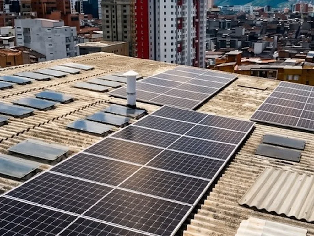Mercado Hogar — Sector El Carmen — Microinversores APsystems, paneles monocristalinos, plataforma de monitoreo en la nube | Manizales, Caldas